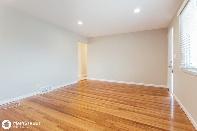 Building Photo - 10401 Trask Dr, Dellwood, MO 63136