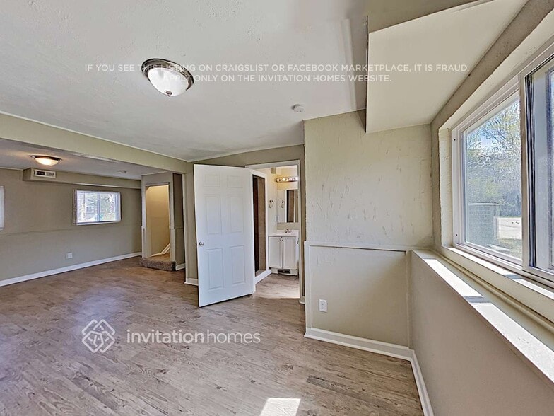 Building Photo - 1365 S Zeno Way