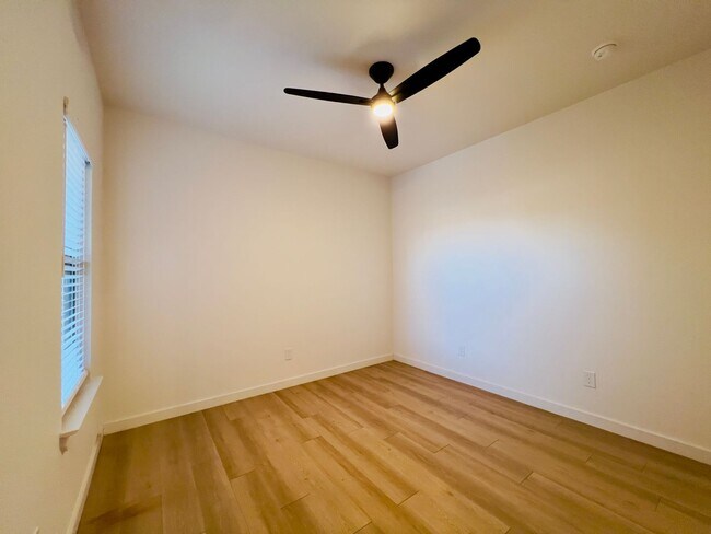 Building Photo - PRE-LEASING FOR A JULY MOVE-IN: Spacious 3-Bedroom Townhouse Near Texas Tech