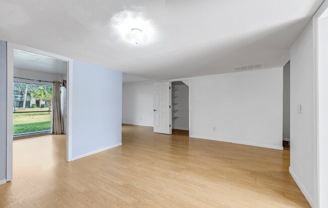Building Photo - 8880 Old Kings Rd S