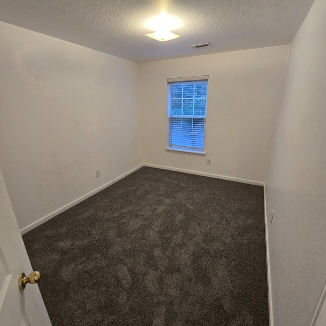 Building Photo - "Charming 3-Bed Townhouse with Hardwood Elegance in Riverdale – Spacious 1376 sq ft!"