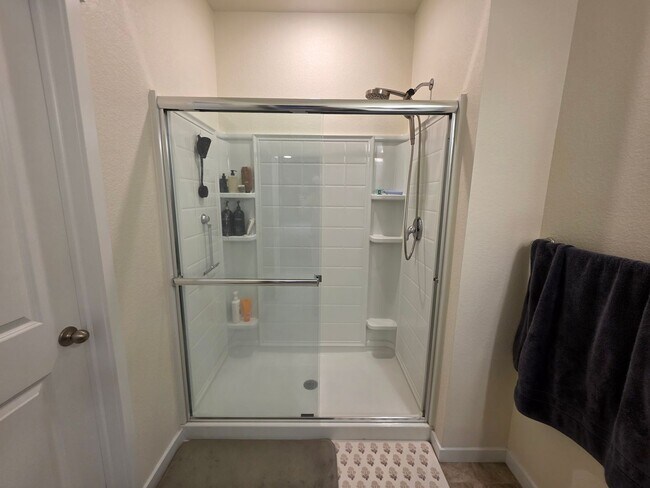 Building Photo - Beautiful Newer Build 3 Bedroom Home in Be...