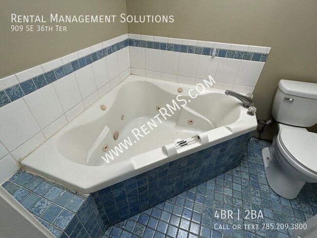 Building Photo - 909 SE 36th Terrace