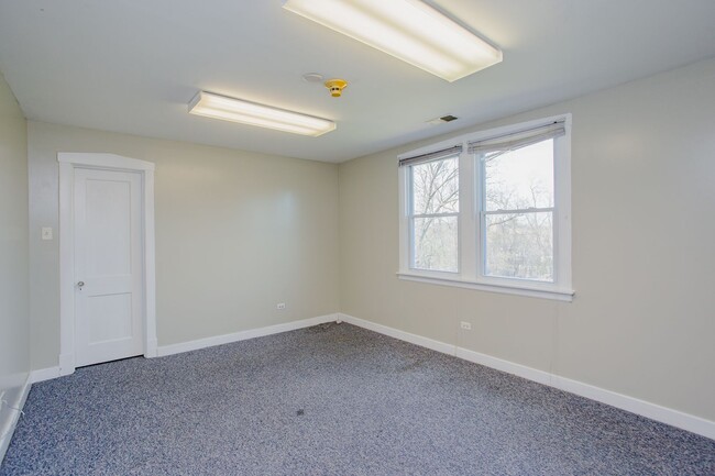 Building Photo - 1305 Oswego Rd