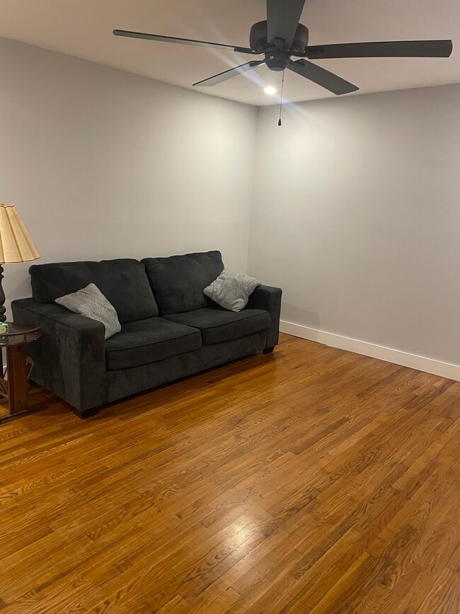 Building Photo - Knoxville 37914 - Adorable 2 bedroom, 1 bath home - Contact Lisa Vineyard and Shannon Russell (86...