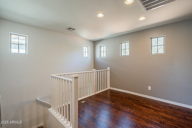 Building Photo - 2153 W Barwick Dr
