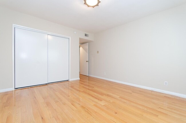 Building Photo - Stunning renovated apartment in the Heart ...