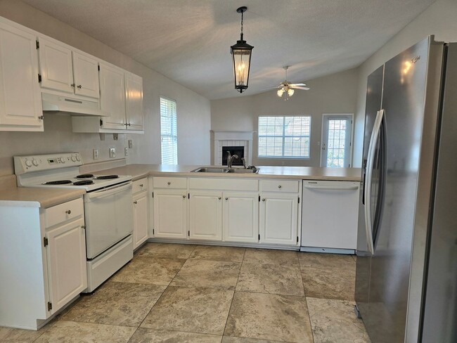 Building Photo - Adorable 3/2 Stonebrook Patio Home