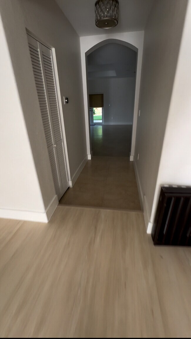 Building Photo - 2511 SW 24th Ct