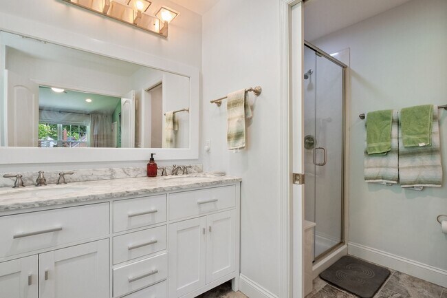 Building Photo - Stunning 4-bedroom, 2.5-bathroom rental of...