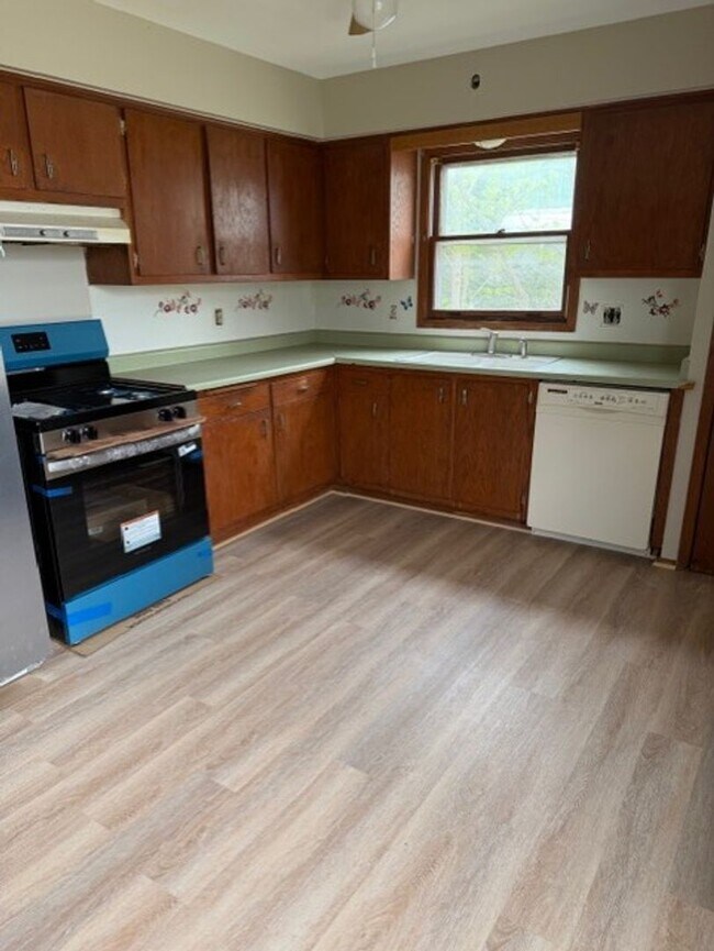 Building Photo - 7111 W Brentwood Ave