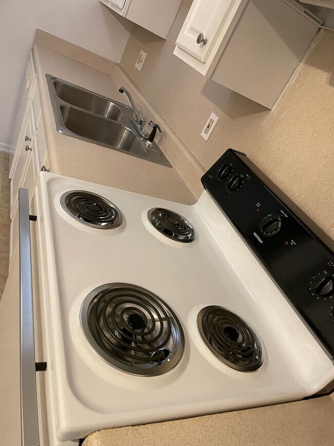 Building Photo - Modern 2-Bed, 1-Bath Oasis with Central Air and Gourmet Kitchen