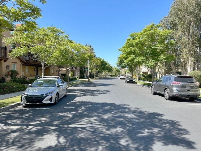 Building Photo - 2 BEDROOM 2.5 BATHROOM WITH LOFT HOME IN HIGHLY DESIRED BERKSHIRE TRACK