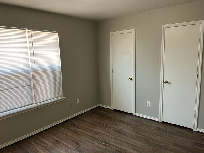 Building Photo - 3bed 2 bath covered parking fenced yard