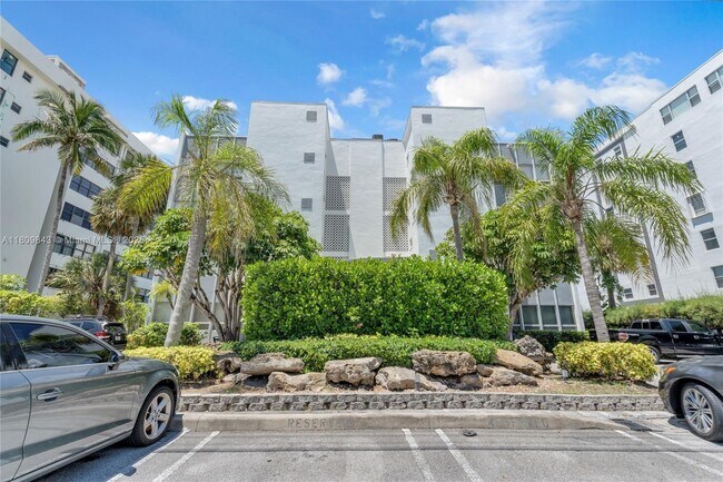 Building Photo - 9200 W Bay Harbor Dr