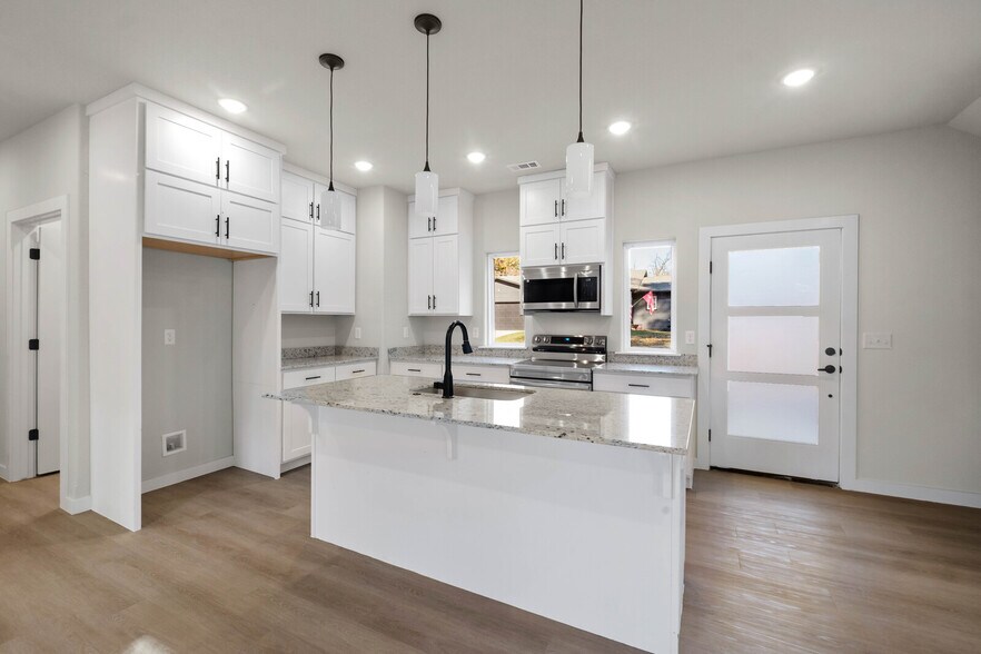 Building Photo - 50 Thaxted Dr