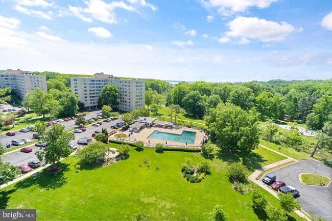 Building Photo - 6641 Wakefield Dr