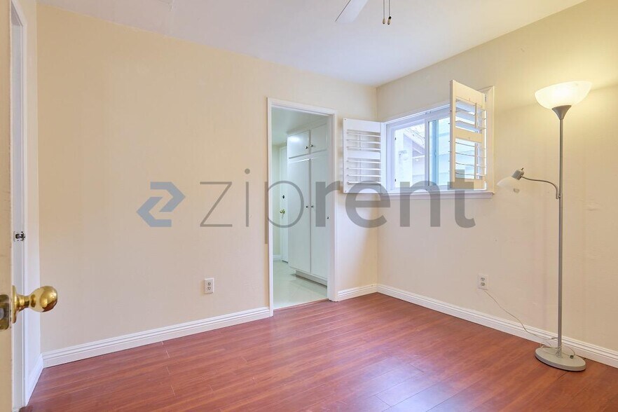 Building Photo - Unit