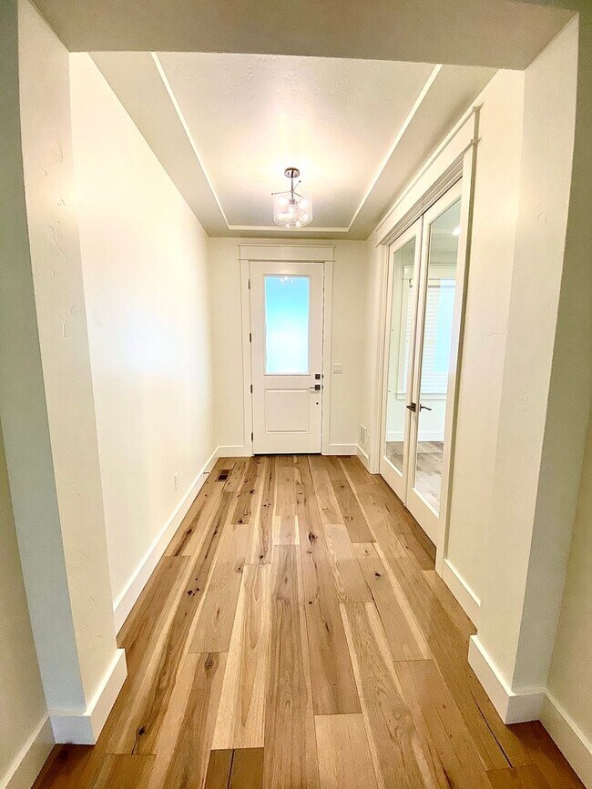 Building Photo - Beautiful Custom 6 Bedroom (2 Primary Bedrooms!) +Office located in NW Meridian