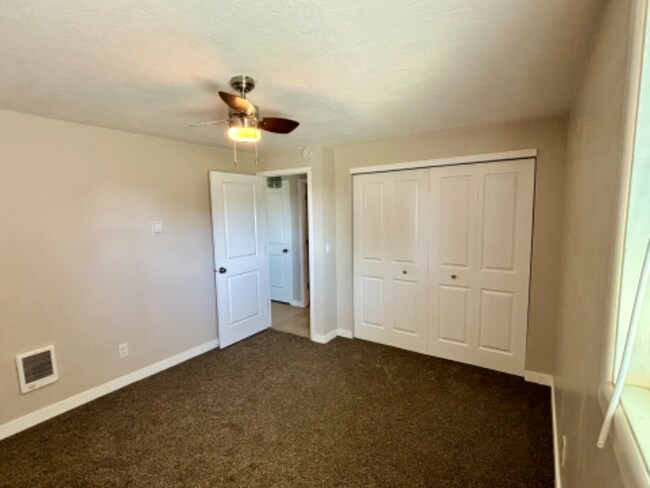 Building Photo - 722 S Kcid Rd