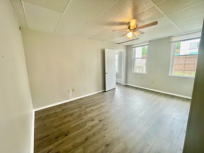 Building Photo - 3 Bed 1.5 Bath- Southside Pittsburgh PA