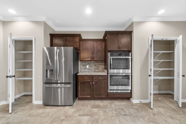 Building Photo - Pet Friendly Four Bedroom with Bonus!