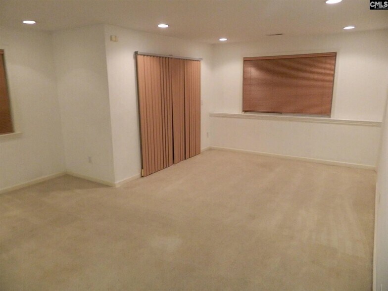Building Photo - 802 Treeslope Ct