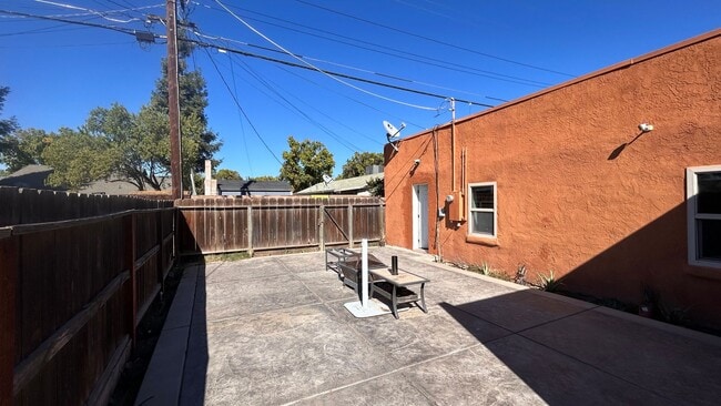 Building Photo - 1337 W Orangeburg Ave