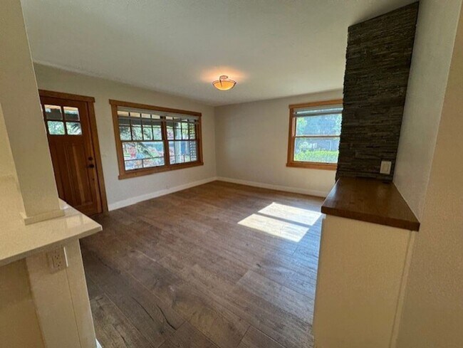 Building Photo - Downtown Bend Bungalow