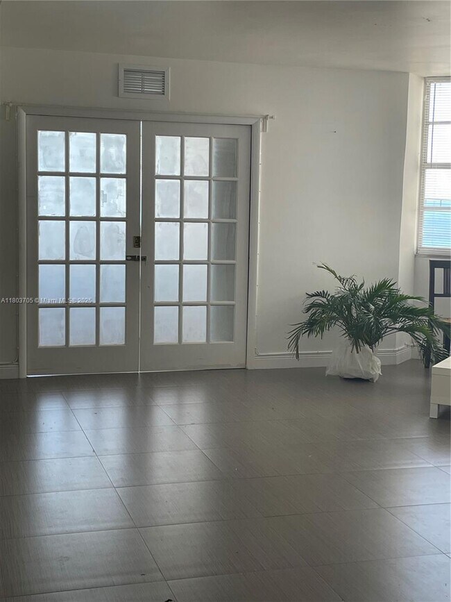 Building Photo - 801 Brickell Bay Dr