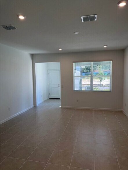 Building Photo - 536 Green Tracker Ave