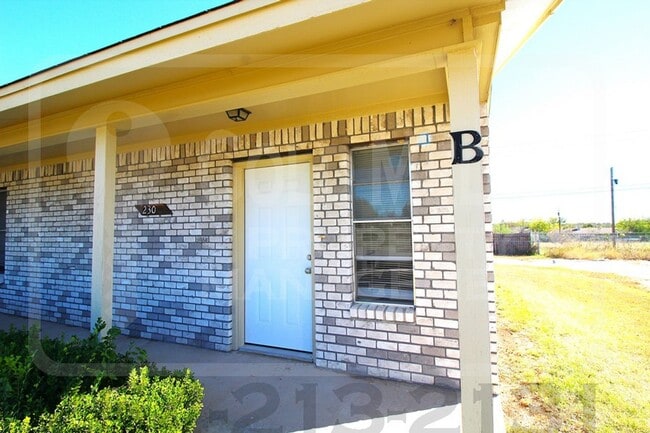 Building Photo - 2302 Hunt Dr