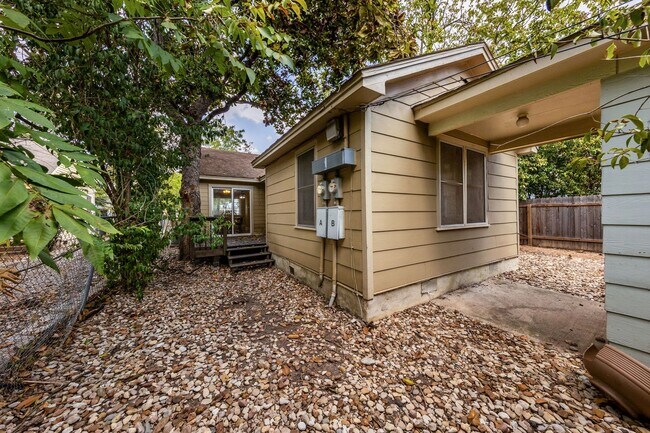 Building Photo - 909 E 38th St