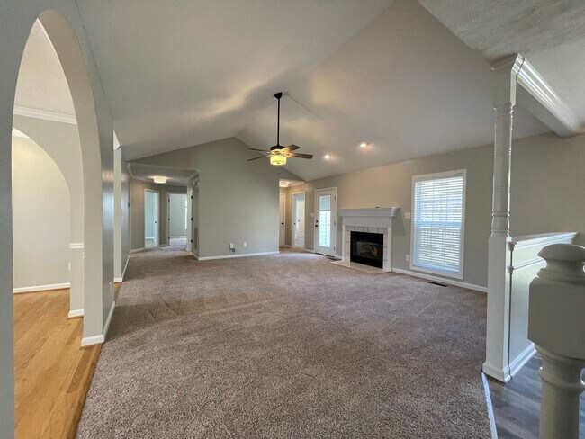 Building Photo - Immaculate and Move In Ready on Newport!