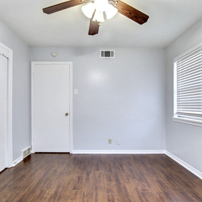 Building Photo - 708 James Dr
