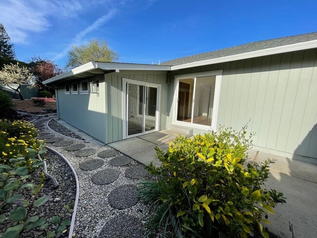 Building Photo - Spacious three bedroom home in desirable Windsor neighborhood!