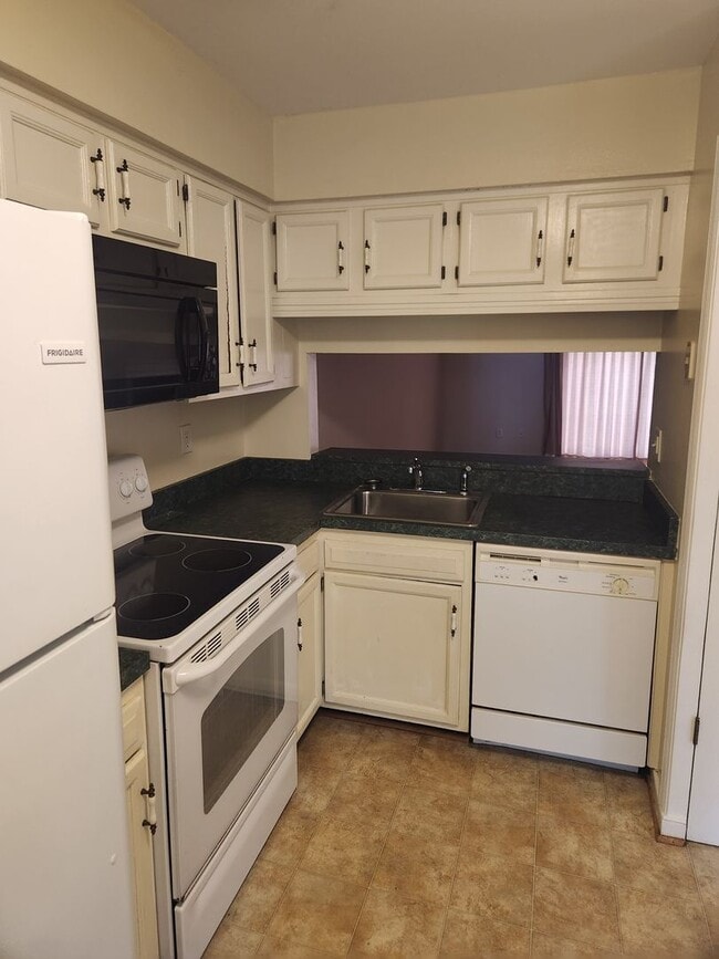Building Photo - Townhouse Convenient to Chesterfield Court...