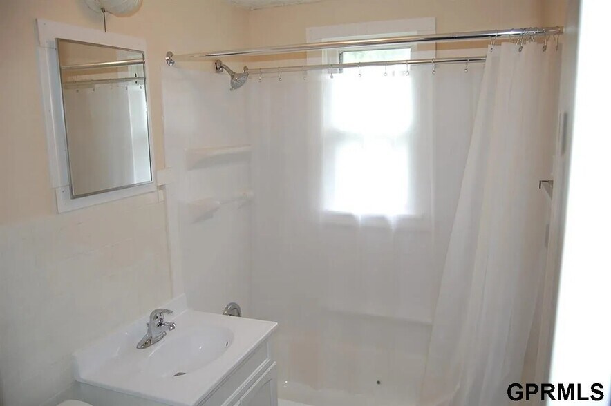 Building Photo - 610 W 22nd Ave