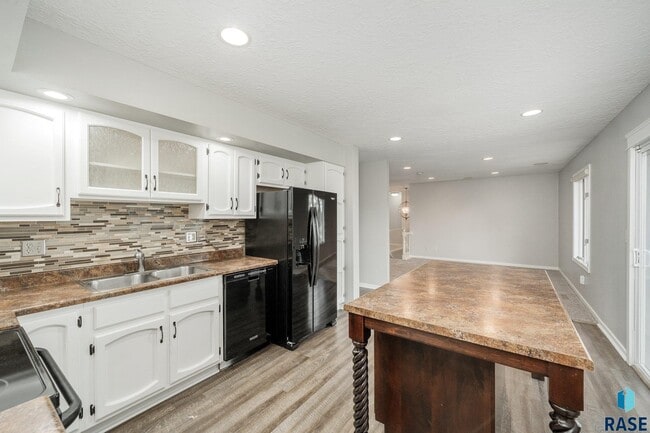 Building Photo - 2412 S Sheffield Cir