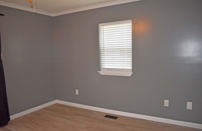 Building Photo - Great home in quiet setting
