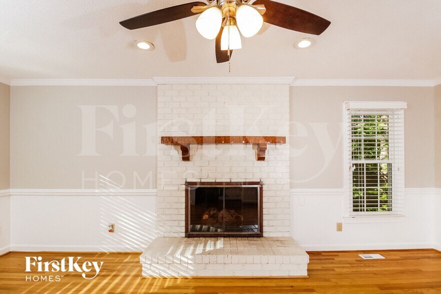 Building Photo - 402 Willow Spring Ct