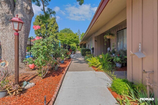 Building Photo - Charming 2BR Condo in Fresno