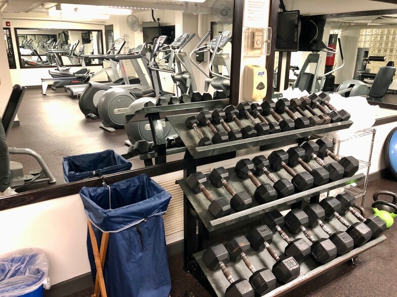 24/7 Fitness Center - 950 25th St NW