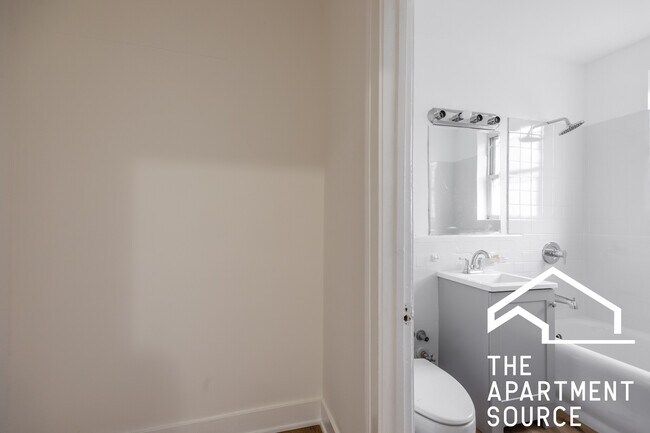 Building Photo - 6930 N Greenview Ave