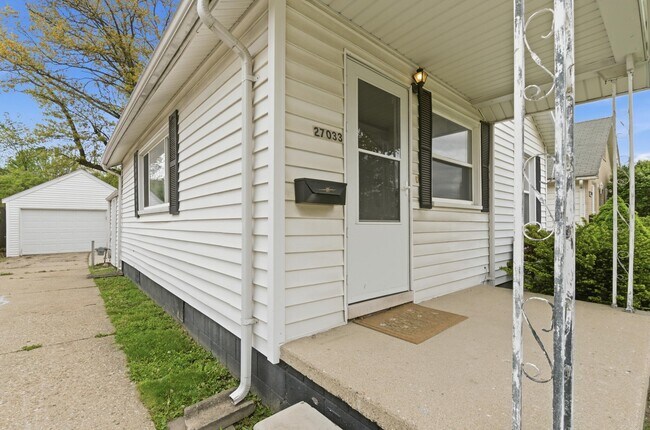 Building Photo - 27033 Brush St