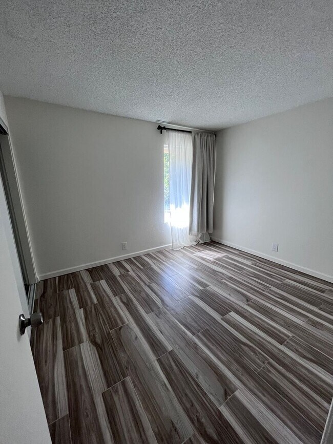Building Photo - North Palm Springs Beauty $250 off first m...