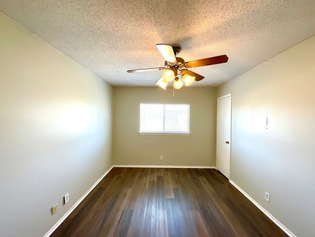 Building Photo - *MOVE IN SPECIAL*  3BD/2.5BA Dover Ridge Home Near 1604 – No Carpet, Fenced Yard & Covered Patio!