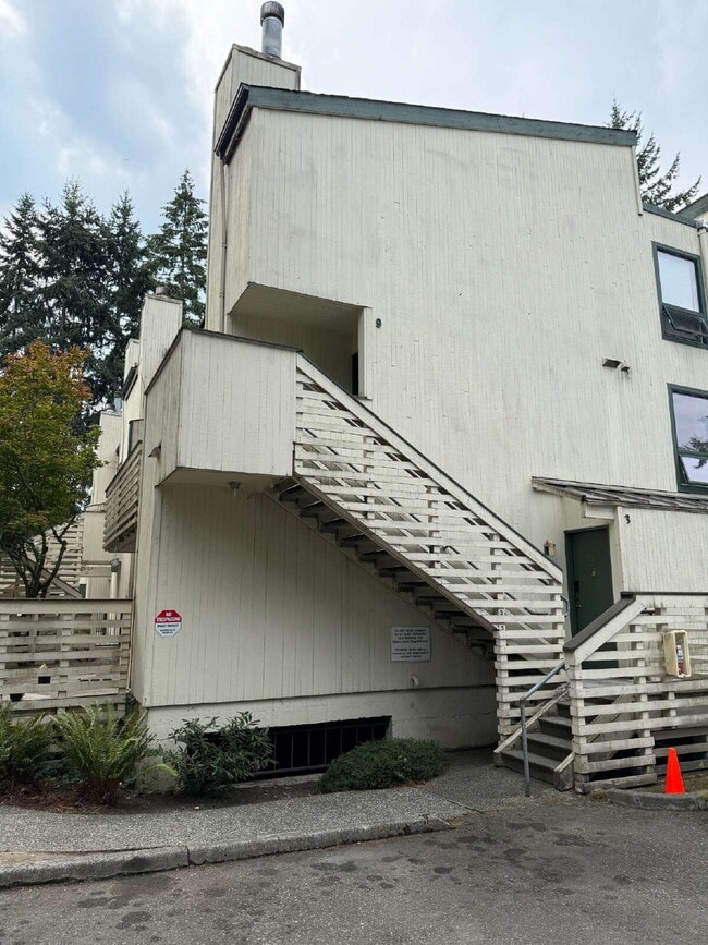 Building Photo - Fully Remodeled Bellevue Condo Available Now!