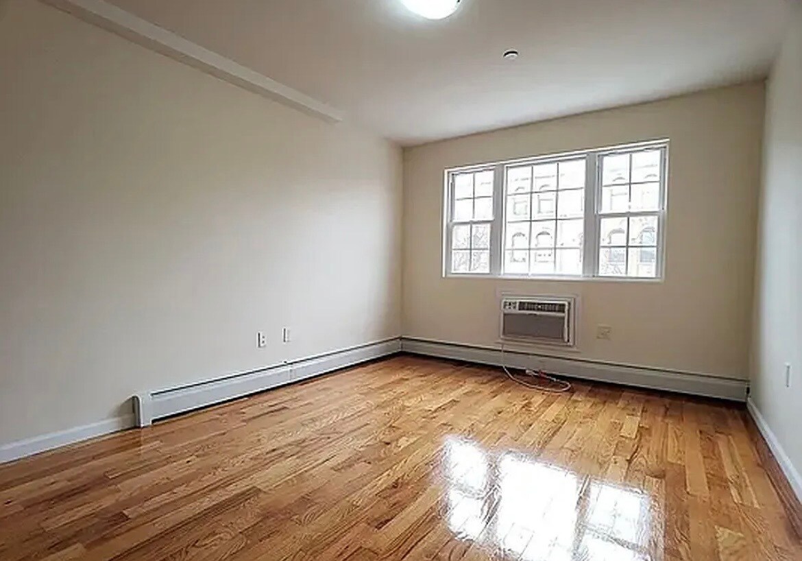 Building Photo - 17 Covert St