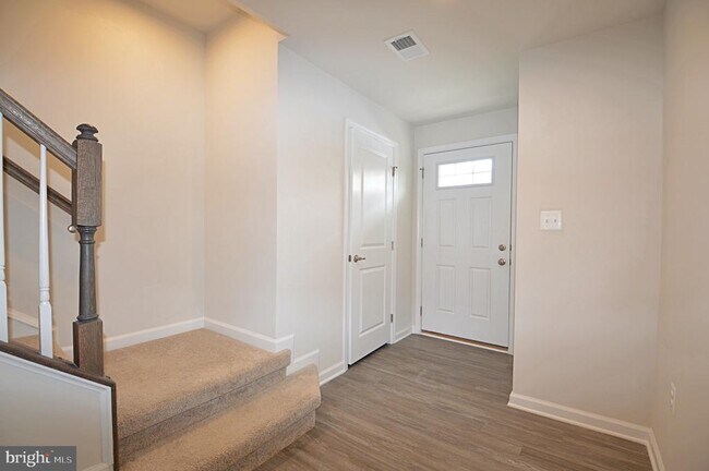 Building Photo - 528 Landing Dr
